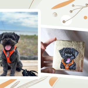 Peut inclure: Un chien noir heureux avec un harnais orange est assis sur un ponton en bois, la langue tir&eacute;e. Une petite peinture du chien sur fond dor&eacute; est &eacute;galement montr&eacute;e.