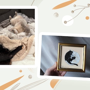 Peut inclure: Deux chats se reposent sur un lit, l'un noir et l'autre gris. Une &oelig;uvre encadr&eacute;e repr&eacute;sente deux chats dans un motif yin-yang. L'&oelig;uvre a un cadre dor&eacute;. Les chats sont noirs et blancs.