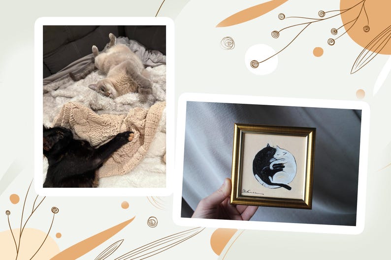 Peut inclure: Deux chats se reposent sur un lit, l'un noir et l'autre gris. Une &oelig;uvre encadr&eacute;e repr&eacute;sente deux chats dans un motif yin-yang. L'&oelig;uvre a un cadre dor&eacute;. Les chats sont noirs et blancs.