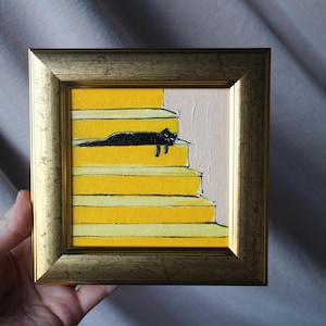 階段で眠っている黒猫の絵 4 x 4インチの額入り オリジナル手作り絵画