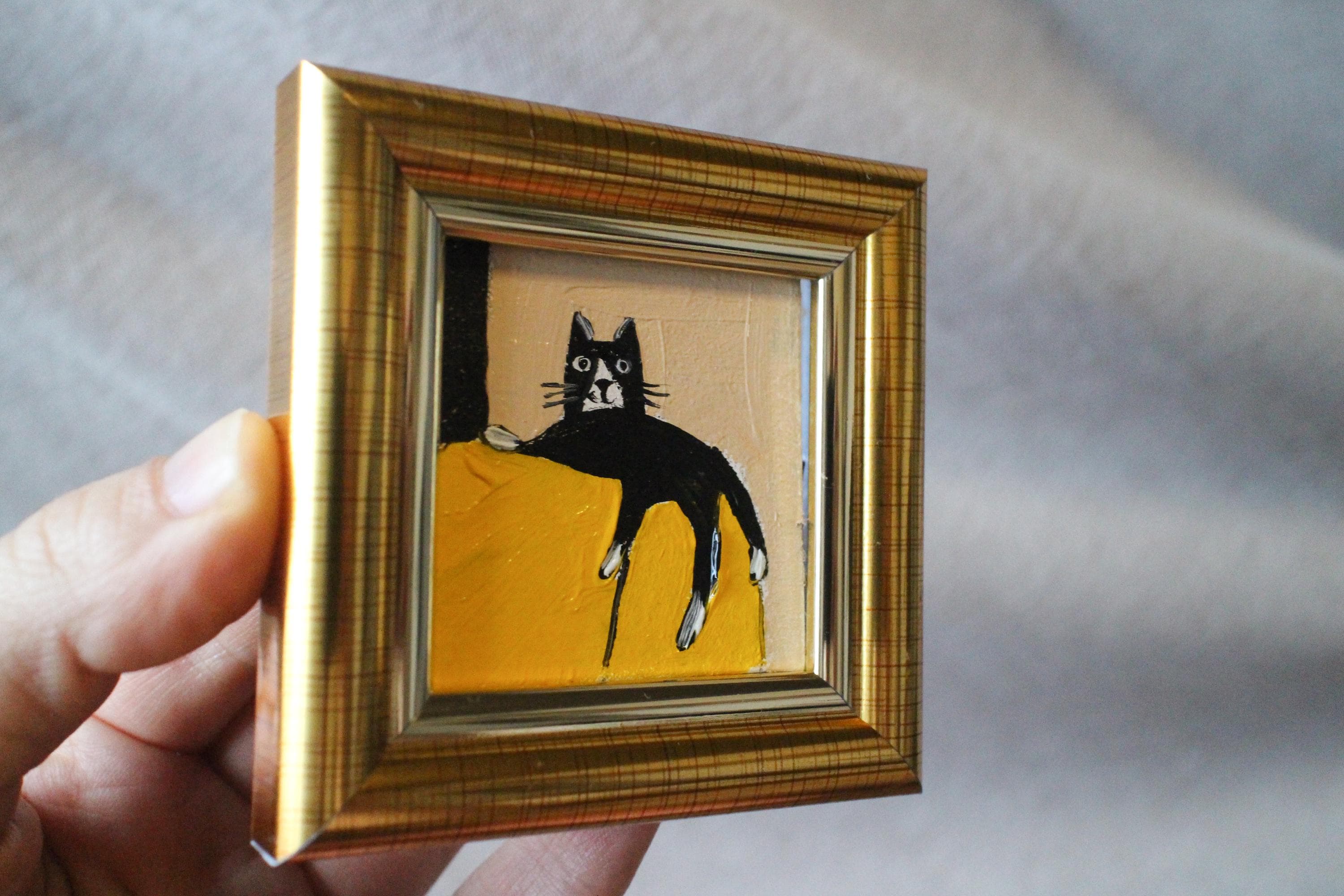 小さな黒猫が黄色い椅子に座っている油絵：オリジナル手作り額装アート