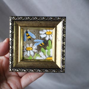 Pintura al óleo original de manzanilla y margarita con abeja y pan de oro de 2 x 2 pulgadas enmarcada Pintura al óleo de abeja Pintura pequeña Arte abstracto con pan de oro