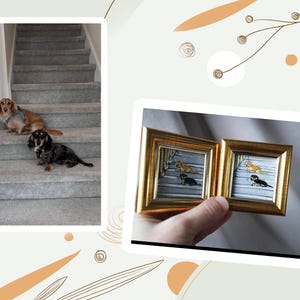 Peut inclure: Deux chiens teckels, un beige et un noir et marron, sont assis sur un escalier recouvert de moquette. Une main tient deux petites peintures encadr&eacute;es de teckels. Les peintures ont des cadres dor&eacute;s et repr&eacute;sentent des chiens sur un porche.