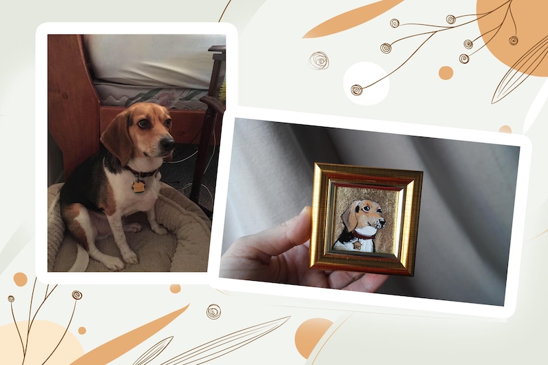 Peut inclure: Un chien beagle est assis sur un lit pour chien, portant un collier avec une &eacute;tiquette. &Agrave; c&ocirc;t&eacute;, une peinture encadr&eacute;e miniature du m&ecirc;me chien est pr&eacute;sent&eacute;e. La peinture a un cadre dor&eacute; et repr&eacute;sente le chien.