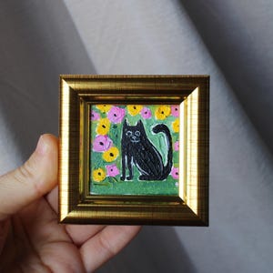 Mini Gemälde schwarze Katze in Blumen Ölgemälde umrahmt 2 x 2 in Original Blume Handgemachte Stilllebenmalerei Blumenstraußmalerei