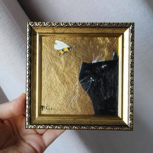 Abeja gato negro con pan de oro Pintura al óleo con pan de oro Pintura original de 4x4 enmarcada Pintura de gato negro original enmarcada