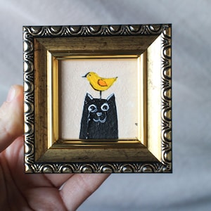 ミニ絵画 黒猫の頭に鳥が乗っている油絵 額入り 2 x 2 インチ オリジナル手作り絵画