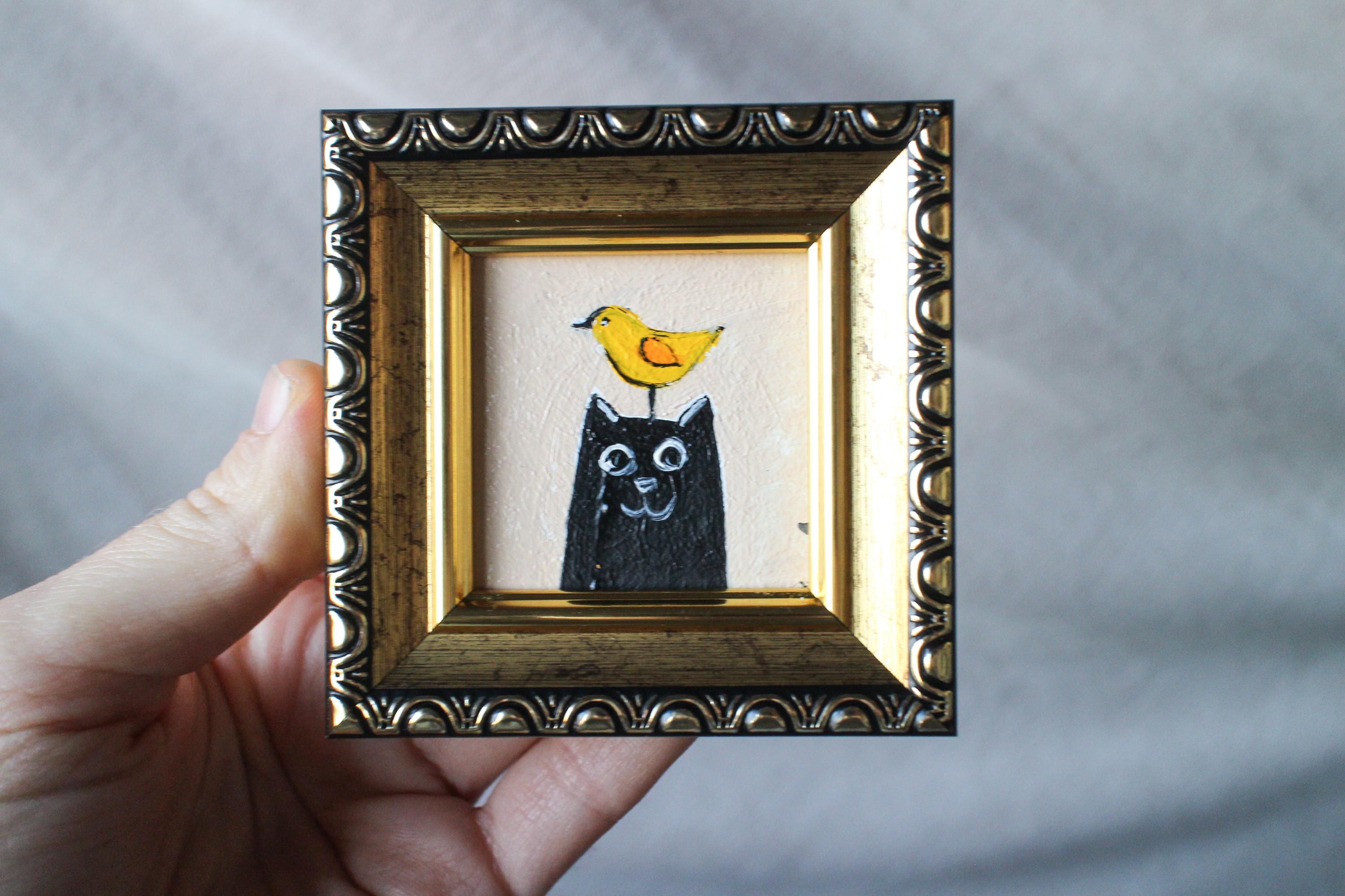 ミニサイズの黒猫の油絵、頭に鳥が乗っている、額装済みオリジナル