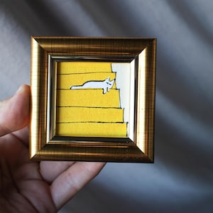 ミニチュア油絵：階段で眠る白い猫、額入りオリジナルアート（2 x 2インチ）