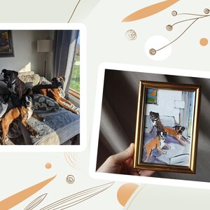 Peut inclure: Deux images de chiens. L'une montre trois chiens, deux bruns et un noir, se pr&eacute;lassant sur un canap&eacute;. L'autre est une peinture encadr&eacute;e des m&ecirc;mes chiens. La peinture a un cadre dor&eacute; et repr&eacute;sente les chiens dans une pose similaire.
