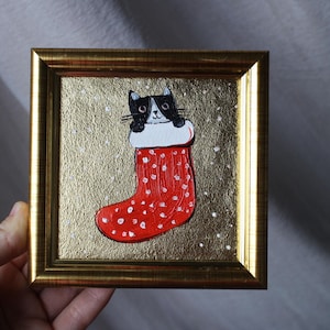 Chat mignon dans des chaussettes de Noël avec de la feuille d'or Peinture à l'huile avec de la feuille d'or 2 x 2 peinture originale encadrée peinture de chat originale encadrée