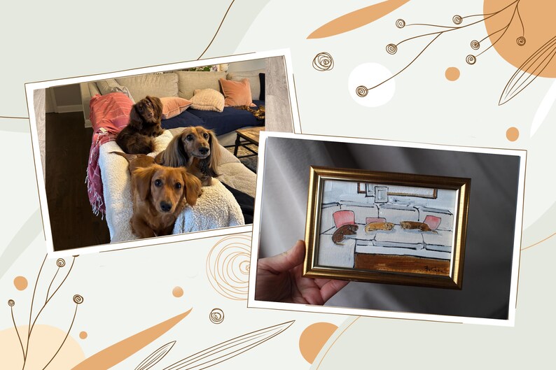 Peut inclure: Trois chiens teckels de diff&eacute;rentes couleurs sont sur un canap&eacute; blanc avec des coussins roses et bleus. Une peinture encadr&eacute;e repr&eacute;sente une sc&egrave;ne similaire de chiens sur un canap&eacute;. Le tableau a un cadre dor&eacute;.