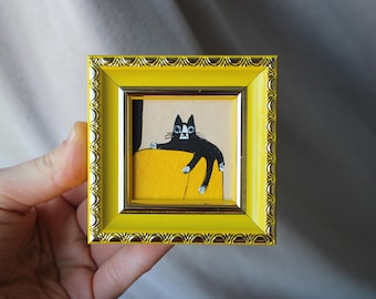 小さな黒猫が黄色い椅子に座っている油絵：オリジナル手作り額装アート