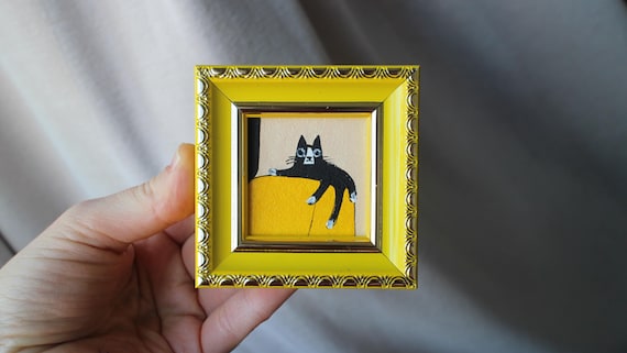 黄色い椅子に座るミニ黒猫の油絵：オリジナルの手作り額入りアート（2