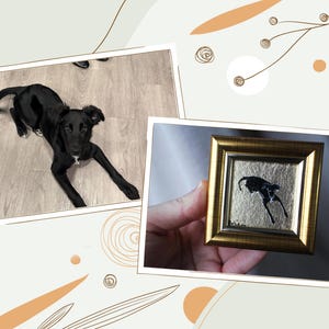 Peut inclure: Un chien noir allong&eacute; sur un plancher en bois clair. Une petite &oelig;uvre d'art encadr&eacute;e avec un cadre dor&eacute; et une silhouette noire d'un chien est tenue dans une main. L'&oelig;uvre est sur un fond dor&eacute;.