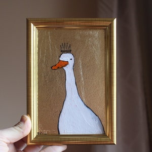 Retrato de ganso blanco Anser con corona de oro Pintura al óleo con pan de oro Pintura original de 4x6 enmarcada Pintura de gansos blancos original enmarcada