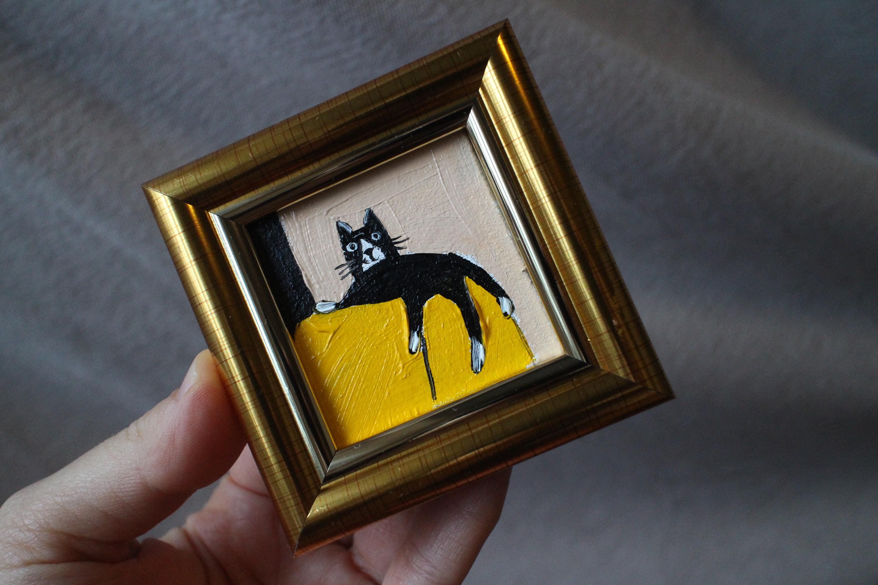 小さな黒猫が黄色い椅子に座っている油絵：オリジナル手作り額装アート