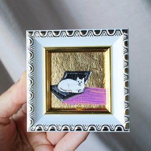 Il est assis sur l'ordinateur portable avec de la feuille d'or Peinture à l'huile avec de la feuille d'or Peinture originale 2 x 2 encadrée Peinture originale de chat noir encadrée