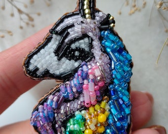 Broche de unicornio arcoíris. Broche de unicornio con cuentas. Broche de pedrería bordado. Broche hecho a mano. Broche mágico. Joyas con cuentas de unicornio. Pequeño regalo.