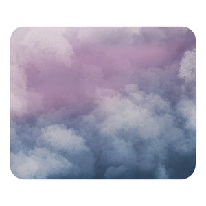 Pu&ograve; includere: Dipinto astratto ad acquerello di un cielo nuvoloso con sfumature di viola, blu e bianco.
