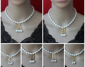 Collier de perles avec pendentif, pendentif initial en orA B C D E F, collier de bijoux, collier de perles blanches, tour de cou de perles, collier de mariée de mariage