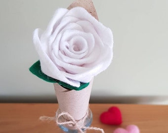 Eine handgefertigte einzelne Filzrose in Weiß oder Rot, ein niedliches Blumengesteck, Wohndekoration, perfekt als Geschenk für sie oder das Muttertagsgeschenk