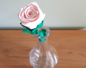 Handgefertigte pastellrosa Filzrose, Geschenkidee mit ewig haltbarer Blume