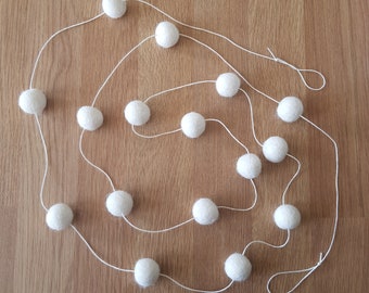 Guirlande de boules de feutre de mariage blanc. Décoration de mariage en perles de laine, fil de pompons en feutre doux sur coton. Faites correspondre les couleurs avec les thèmes de mariage.