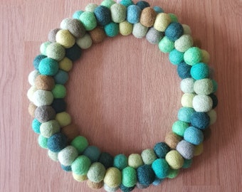 Corona de bolas de fieltro en tonos verdes, decoración inspirada en la naturaleza, decoración colorida para dormitorio de niñas, corona para interiores.