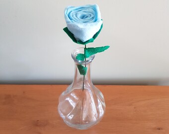 Handgefertigte blaue Filzrose, Geschenkidee mit ewig haltbaren Blumen