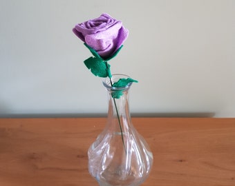 Handgefertigte lila Filzrose, Geschenkidee mit ewig haltbaren Blumen