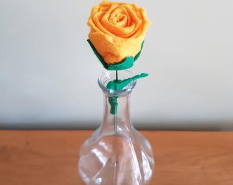 Handgefertigte, hellorange Filzrose, Geschenkidee mit ewig haltbaren Blumen