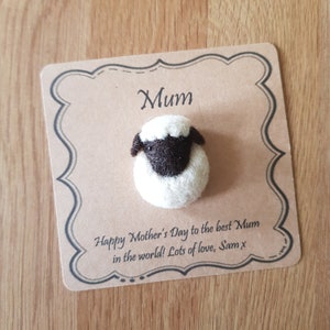 Könnte beinhalten: Eine braune Karte mit einem weißen Filz-Schaf darauf. Die Karte sagt "Mama" und "Frohen Muttertag an die beste Mama der Welt! Liebe Grüße, Sam x".