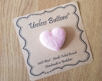 Broche coeur feutrée à l'aiguille faite à la main en rose pâle, avec amour, jolie épingle coeur en laine feutrée douce, idéal pour anniversaire, fête des mères, cadeau pour enseignant