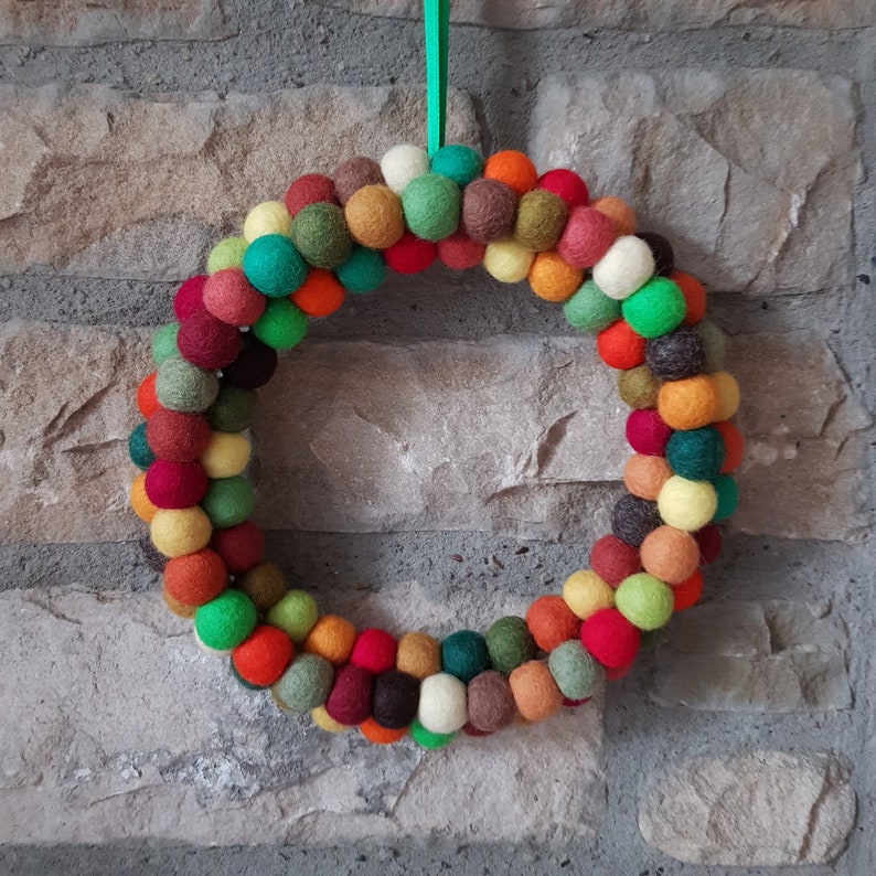 Couronne de boules en feutre dans des tons d'automne, décoration de guirlande de feutre d'intérieur, chambre safari, décoration de forêt, décoration d'intérieur dans des tons ocres et naturels image 3