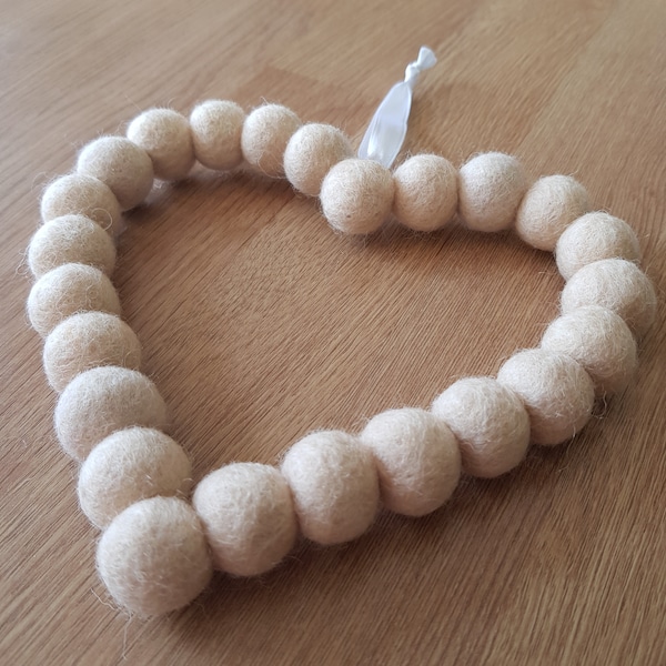 Boule de feutre crème à suspendre en forme de cœur. Décoration de couronnement, perles de laine beiges en forme de couronne de coeur. Cadeau idéal pour un anniversaire, la fête des mères