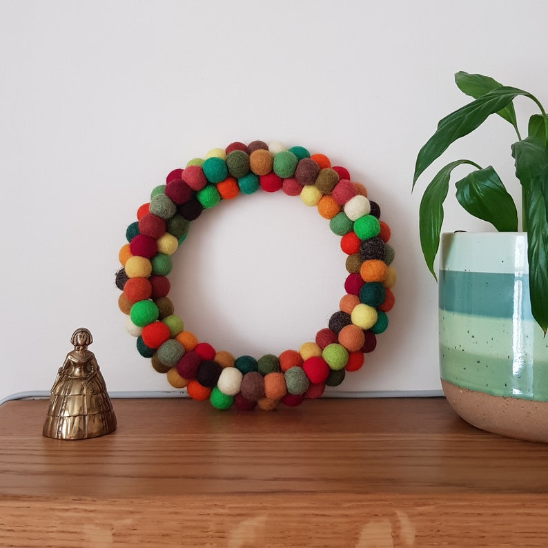 Couronne de boules en feutre dans des tons d'automne, décoration de guirlande de feutre d'intérieur, chambre safari, décoration de forêt, décoration d'intérieur dans des tons ocres et naturels image 2