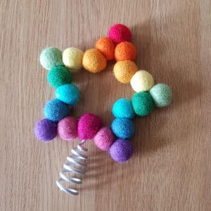 Mini regenboog vilten bal ster boomtopper, kleurrijke wollen kralen gevormd tot een ster kerstboomversiering. Aangepaste kleuren beschikbaar