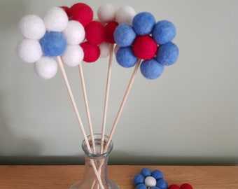 Filz Ball Blumen, Rot Weiß und Blau Dekoration. Filz Blumensträuße von niedlichen Posy Blumen. Filzblumen. Ideales Muttertagsgeschenk