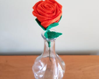 Handgefertigte, dunkelorange Filzrose, Geschenkidee mit ewig haltbaren Blumen