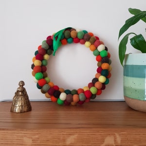 Couronne de boules en feutre dans des tons d'automne, décoration de guirlande de feutre d'intérieur, chambre safari, décoration de forêt, décoration d'intérieur dans des tons ocres et naturels image 1