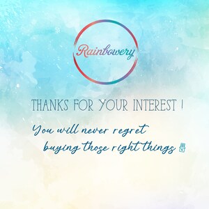 以下が含まれることがあります： 虹色のグラデーションで「Rainbowery」というテキストが入った円が描かれた水彩画の背景。円のすぐ下に「THANKS FOR YOUR INTEREST! You will never regret buying those right things」というテキストがあります。