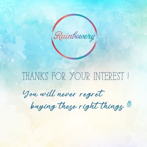 Pu&ograve; includere: Uno sfondo ad acquerello con un cerchio che contiene il testo "Rainbowery" in un gradiente arcobaleno. Il testo "THANKS FOR YOUR INTEREST! You will never regret buying these right things" &egrave; sotto il cerchio.