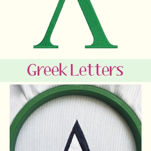 Pu&ograve; includere: Una lettera greca Lambda ricamata in verde, con il testo "Lambda Machine Embroidery Design" e "Greek Letters" sopra. La lettera &egrave; anche ricamata in nero su un tessuto bianco in un telaio da ricamo verde.