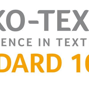 Pode incluir: O log&oacute;tipo OEKO-TEX Standard 100 apresenta o texto cinzento OEKO-TEX com um s&iacute;mbolo de marca registada, seguido do texto cinzento CONFIDENCE IN TEXTILES e do grande texto laranja STANDARD 100, com um &iacute;cone floral circular cinzento com um globo.