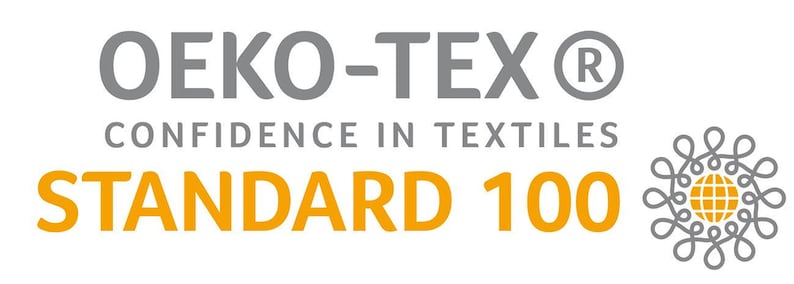 Pode incluir: O log&oacute;tipo OEKO-TEX Standard 100 apresenta o texto cinzento OEKO-TEX com um s&iacute;mbolo de marca registada, seguido do texto cinzento CONFIDENCE IN TEXTILES e do grande texto laranja STANDARD 100, com um &iacute;cone floral circular cinzento com um globo.