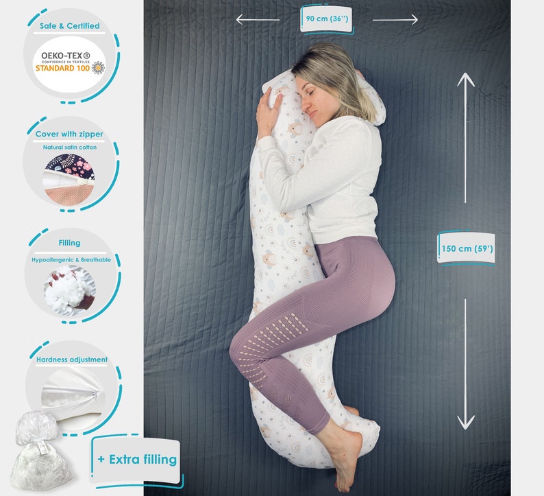 Pode incluir: Uma almofada de corpo branca com um padr&atilde;o de pequenos ursos e arco-&iacute;ris, medindo 90 cm de largura e 150 cm de comprimento. A almofada possui uma capa de algod&atilde;o acetinado com fecho, enchimento hipoalerg&eacute;nico e um saco extra de enchimento.