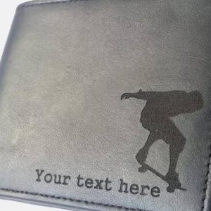 Monedero de cuero de skate personalizado.  Grabado con tu propio texto. Caja de regalo disponible.