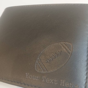Personalisierte American Football / Rugby Leder Portemonnaie.  Graviert mit deinem eigenen Text. Geschenkbox vorhanden.