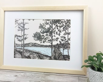 Op de afbeelding: Een zwart-witte inkttekening van een meer met bomen op de voorgrond en een bergketen op de achtergrond. Het meer is lichtblauw.